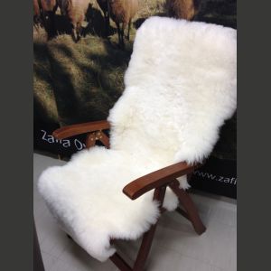 Valkoinen istuinpäällinen kahdesta lampaantaljasta