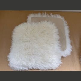 Taljaistuinpäällinen valkoisesta englanninlampaantaljasta (nahan koko noin 35x35cm) tausta tekstiilimateriaalia ja sisällä pehmuste