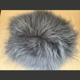 Pyöreä taljaistuinpäällinen hopeanharmaasta islanninlammastaljasta, halkaisija noin 42 cm (35 nahan halkaisija)