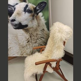 Luonnonvalkoinen kihara istuinpäällinen kahdesta lampaantaljasta 170-180 cm