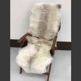 Beigen/harmaan/valkoisen sävyinen istuinpäällinen kahdesta lampaantaljasta 175-180 cm