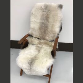 Beigen/harmaan/valkoisen sävyinen istuinpäällinen kahdesta lampaantaljasta 175-180 cm TUOTETTA EI TÄLLÄ HETKELLÄ SAATAVILLA. Tiedustele saatavuutta sähköpostilla