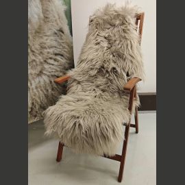 Pellavanvärinen pitkävillainen istuinpäällinen kahdesta lampaantaljasta 170-180 cm