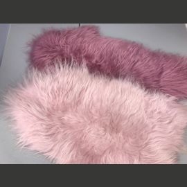 Kuva vaaleanpunaisesta taljasta (etualalla), joista pitkä istuinpäällinen valmistettu.