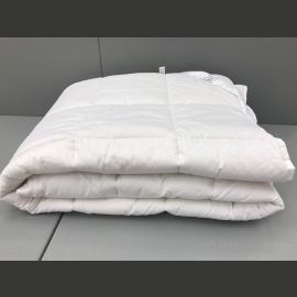 ESITTELYKAPPALEITA Terveyskarhu Villatäytepeitto 150*200 (400g/m2)