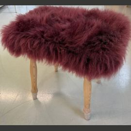 Värillinen taljajakkara TURRI Elegance sorvatuilla jaloilla