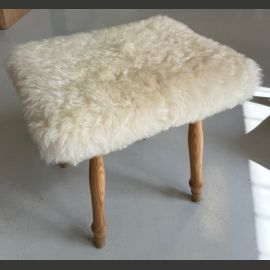 SUPERTARJOUS Valkoinen taljajakkara TURRI Elegance sorvatuilla jaloilla