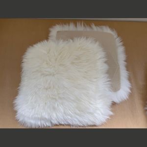 Taljaistuinpäällinen valkoisesta englanninlampaantaljasta (nahan koko noin 35x35cm) tausta tekstiilimateriaalia ja sisällä pehmuste