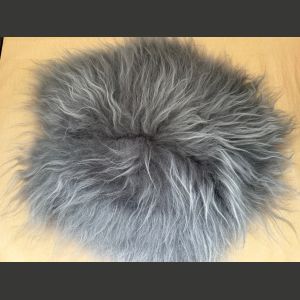 Pyöreä taljaistuinpäällinen hopeanharmaasta islanninlammastaljasta, halkaisija noin 42 cm (35 nahan halkaisija)