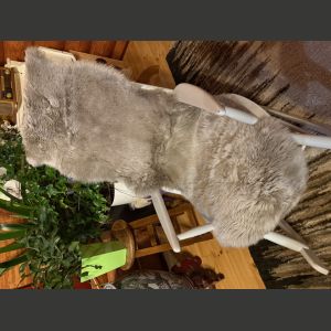 Pellavanvärinen istuinpäällinen kahdesta lampaantaljasta 170-180 cm