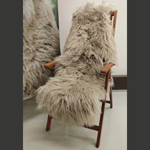 Pellavanvärinen pitkävillainen istuinpäällinen kahdesta lampaantaljasta 170-180 cm