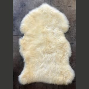 SUPERTARJOUS Silkkimäisiä kermanvalkoisia lampaantaljoja Albanianlammasta, luomuparkittu VAIN 2 kpl/tilaus