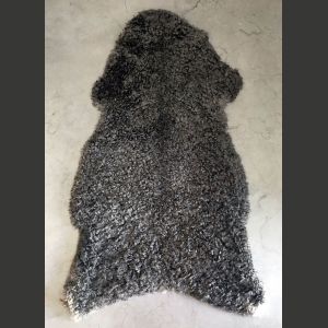 Luontaisesti harmaa, kiharakarvainen lampaantalja gotlanninlammasta 115-120 cm