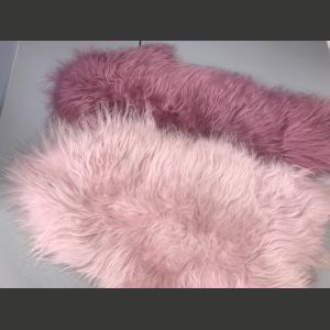 Kuva vaaleanpunaisesta taljasta (etualalla), joista pitkä istuinpäällinen valmistettu.