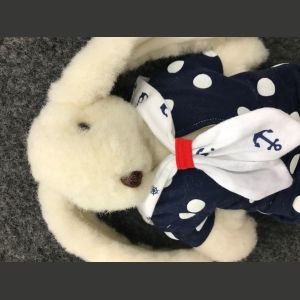 Luonnonvalkoinen Pupu puettu siniseen merimiespukuun, koko maxi