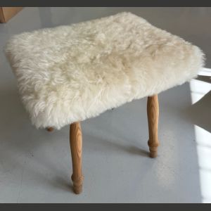 Valkoinen taljajakkara TURRI Elegance sorvatuilla jaloilla