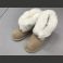 Carezza beiget kenkäpohjaiset turkistossut valkoisella villalla